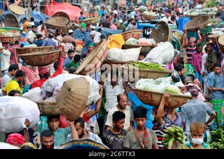 Dhaka, Bangladesh - 10 luglio 2020: Centinaia di persone throng un mercato della cucina nella zona di Kawranbazar di Dhaka senza preoccuparsi per la distanza fisica cruc Foto Stock