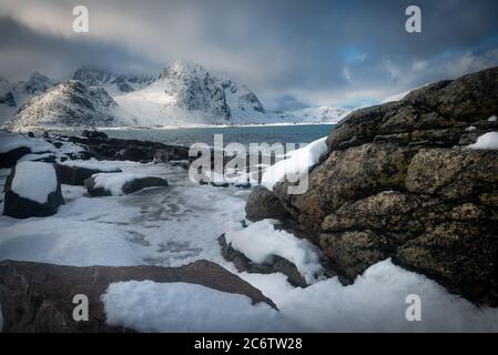 Splendida vista sul paesaggio sull'isola di Lofoten appartengono all'oceano Foto Stock