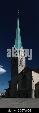 La torre dell'orologio della cattedrale delle donne (Fraumunster Church). Zurigo. Svizzera. Foto Stock