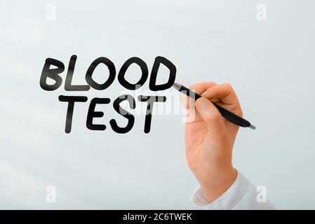Scrittura manuale del testo Test del sangue. Foto concettuale estratto campione di sangue da un organismo per perfomare un'analisi di laboratorio modello che mostra difere Foto Stock