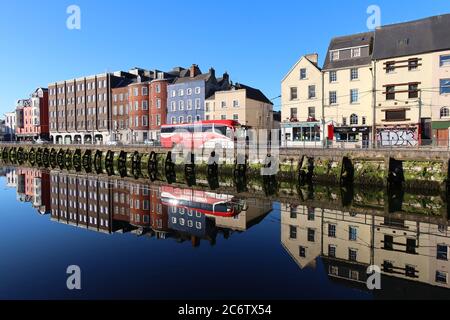 Union Quay con il fiume Lee a Cork City, Irlanda. Foto Stock