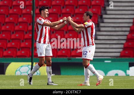 Stoke City's Danny Batth (a sinistra) e James Chester pugno per festeggiare dopo aver vinto la partita del campionato Sky Bet allo stadio Bet365 di Stoke. Foto Stock