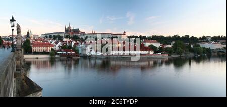 Vista panoramica dell'alba di Hradcany da piazza Krizovnicke. Praga. Repubblica Ceca. Foto Stock