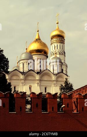 Ivan il Grande Campanile con la Cattedrale dell'Arcangelo Michele nel Cremlino di Mosca. Russia. Foto Stock