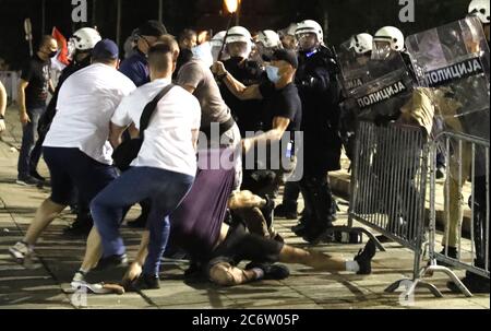 Belgrado, Serbia. 11 Luglio 2020. I poliziotti si rivolgono al pubblico durante la protesta contro le severe misure di lotta contro il coronavirus a Belgrado, Serbia, 11 luglio 2020. Migliaia di persone si sono riunite di fronte al Parlamento serbo a Belgrado per protestare contro le nuove misure volte a arginare la diffusione del coronavirus SARS-COV-2, che causa la malattia di COVID-19. Credit: Koca Sulejmanovic/Alamy Live News Foto Stock