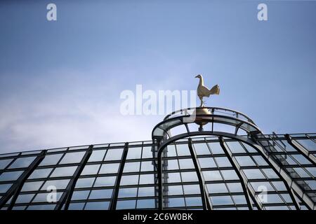 Una vista generale della cresta del Tottenham Hotspur club sullo Stadio Tottenham Hotspur, Londra. Foto Stock