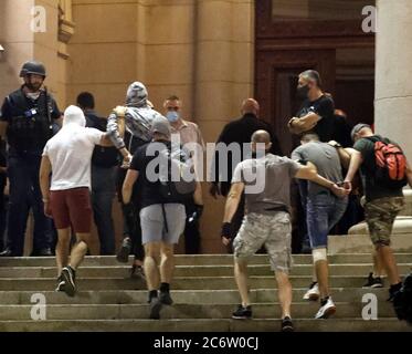 Belgrado, Serbia. 11 Luglio 2020. I poliziotti si rivolgono al pubblico durante la protesta contro le severe misure di lotta contro il coronavirus a Belgrado, Serbia, 11 luglio 2020. Migliaia di persone si sono riunite di fronte al Parlamento serbo a Belgrado per protestare contro le nuove misure volte a arginare la diffusione del coronavirus SARS-COV-2, che causa la malattia di COVID-19. Credit: Koca Sulejmanovic/Alamy Live News Foto Stock