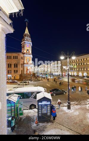 San Pietroburgo, Russia - 02 dicembre 2019: Persone sul viale Nevsky decorate per le vacanze di Natale. A sinistra si trova la torre City Duma, costruita nel 1799-1804 su progetto di Giacomo Ferrari come torre del fuoco Foto Stock