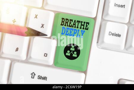 Il testo di scrittura di parole respira profondamente. Foto di affari che mostra per prendere un sacco di aria nei polmoni inaleexhale completamente diverso tastiera colorata con Foto Stock
