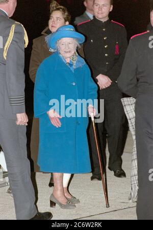 La madre regina torna all'aeroporto di Heathrow con i suoi cani da corgi dopo la sua vacanza estiva a Balmoral in Scozia nell'ottobre 1996. Foto Stock