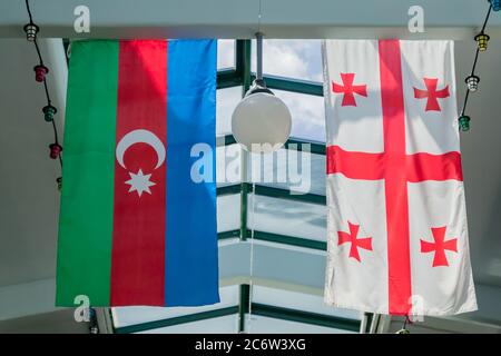 Bandiere di Georgia e Azerbaigian appese sul soffitto Foto Stock