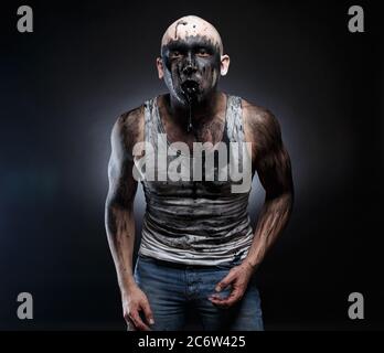 Foto di uomo pazzo calvo con vomito nero in bocca Foto Stock