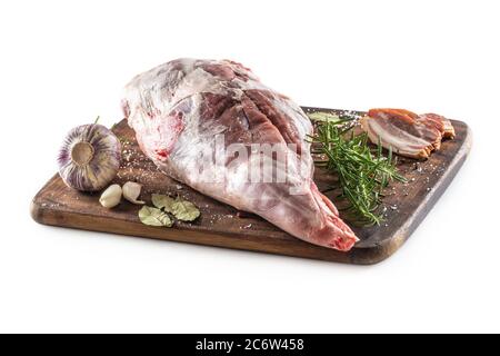 Tritare l'agnello crudo su un tagliere circondato da condimenti su uno sfondo bianco isolato Foto Stock