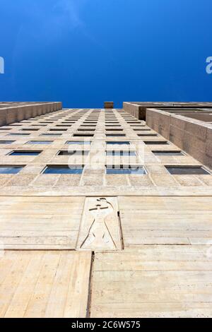 Vista prospettica guardando in alto il dettaglio di un frammento di Modulor Man all'Unité d'Habitation Cité Radieuse a Marsiglia in Francia Foto Stock