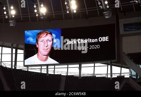 Tottenham Hotspur e Arsenal giocatori durante un minuto di silenzio per Jack Charlton OBE prima del calcio d'inizio durante la partita della Premier League al Tottenham Hotspur Stadium, Londra. Foto Stock