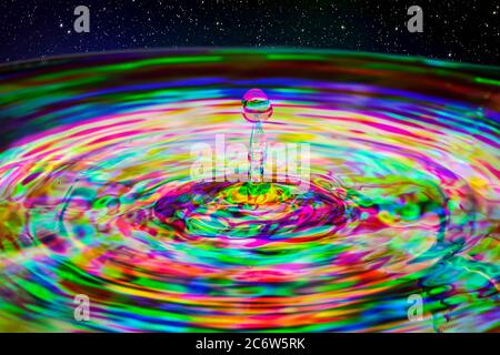 Spruzzi di ondulazione con effetto Harris Shutter astratto multicolore Foto Stock