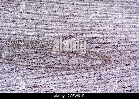 I tracciati nel campo agricolo appena arato mostrano la preparazione del terreno per la prossima stagione di semina, Puy de Dome, Auvergne, Francia Foto Stock