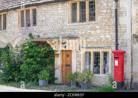 Castle Combe è un villaggio e parrocchia civile all'interno del Cotswolds Area of Natural Beauty nel Wiltshire. Inghilterra, Regno Unito, 11 luglio 2020 Foto Stock