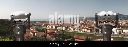 Binocoli a gettoni di strada davanti allo skyline di Firenze non focalizzato. Toscana. Italia. Foto Stock