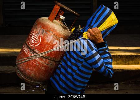 Uomo nel cofano a righe porta il serbatoio del carburante con fascia per la testa Foto Stock