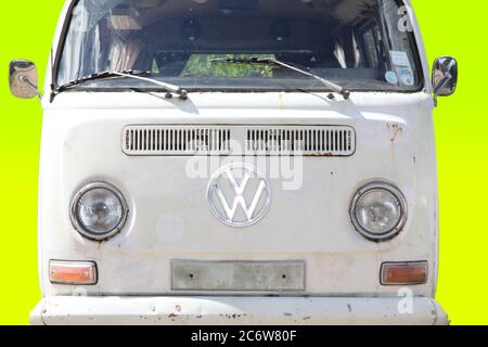 Un camper Volkswagen VW isolato su giallo Foto Stock