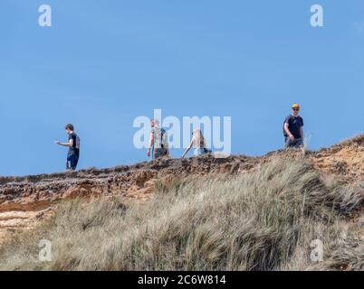 Christchurch, Regno Unito. Domenica 7 luglio 2020. Qualche divaricamento sociale ma non maschere a Hengistbury Head vicino Bournemouth. Credit: Thomas Faull/Alamy Live News Foto Stock