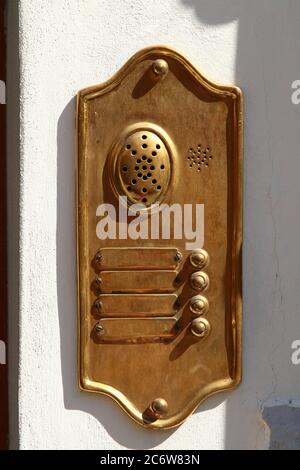 Elemento decorativo. Campanello in ottone con targhette, pulsanti e altoparlanti. Pisa. Italia. Foto Stock