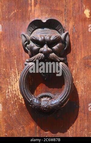 Elemento decorativo. Maniglia battente per porta in ferro. Volterra. Italia. Foto Stock