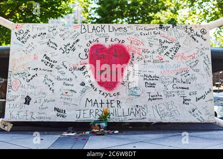 Asheville, USA, 12 luglio 2020, un memoriale di fortuna per i defunti, creato dai cittadini associati con Black Lives Matters, si trova a Pack Square nel centro di Asheville, NC, USA, Credit: Gloria Good/Alamy Live News Foto Stock