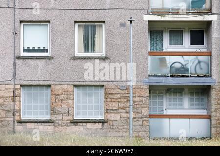 Derelict abbandonato consiglio casa in poveri alloggi crisi ghetto estate slum Foto Stock