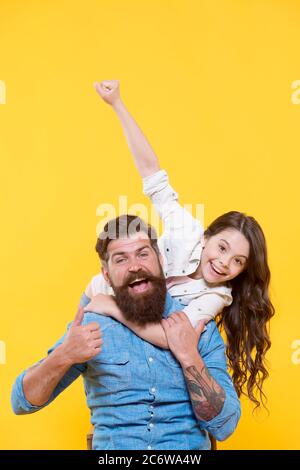 Bel padre e carino bambino. Forte amicizia. Padre e figlia insieme. Capacità di comunicazione. Bambini e padre migliori amici. Genitorialità e infanzia. Concetto di giorno dei padri. Relazioni familiari. Foto Stock