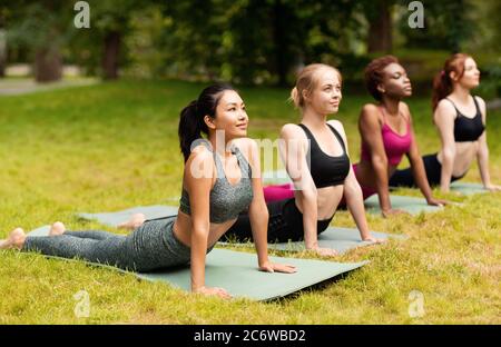 Belle ragazze giovani mantenere uno stile di vita sano, praticare yoga fuori Foto Stock