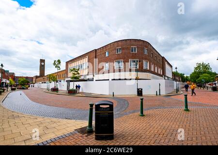 Si è imbarcato sul centro città all'angolo di Queensway e Victoria Street, Crewe Cheshire UK Foto Stock