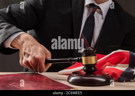 Giudice colpisce il tavolo con martello. Nel tribunale, il giudice ha condannato l'avvocato. Giudice`s gavel in mano da vicino Foto Stock