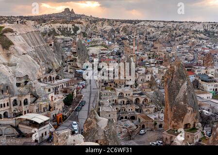 23 febbraio 2018: Tramonto a Goreme. Goreme, Cappadocia, Turchia Foto Stock