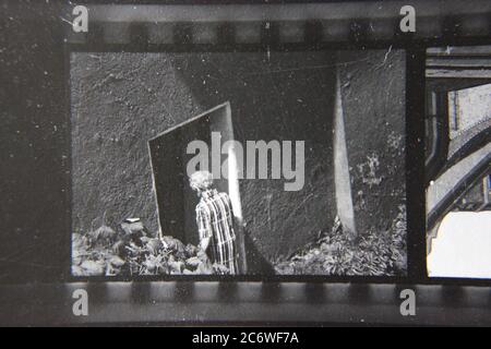 Fine anni '70 vintage nero e bianco stile di vita fotografia di un vecchio tornare a casa sua. Foto Stock