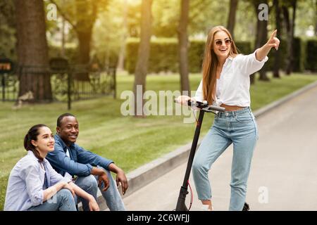 Ragazza che cavalcano su un calciatore motorizzato al tramonto Foto Stock