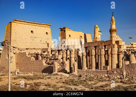 Le rovine del tempio centrale di Amun-Ra, sulla riva destra del Nilo, nella parte meridionale di Tebe, all'interno della moderna città di Luxor. Foto Stock