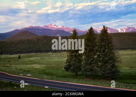 Alba mattutina sulla montagna di Longs Peak lungo Bear Lake Road e Moraine Park nel Parco Nazionale delle Montagne Rocciose Foto Stock