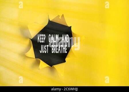 Il cartello con il testo Keep calm and just breathe (mantieni la calma Foto di business showcasing prendere una pausa per superare le difficoltà quotidiane arrotolato strappato tondino di cartone Foto Stock