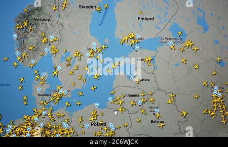 Aria raffica sui paesi del Nord Europa (12 luglio 2020, UTC 16.26) con il sito Flightradar 24, durante il periodo di Coronavirus Pandemic Foto Stock