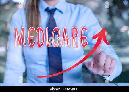 Scrittura a mano testo scrittura Medicare. Foto concettuale una politica del governo federale che fornisce copertura sanitaria curva digitale freccia ascendente u Foto Stock