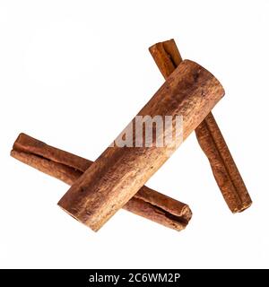 tre bastoncini di cannella con fondo bianco Foto Stock
