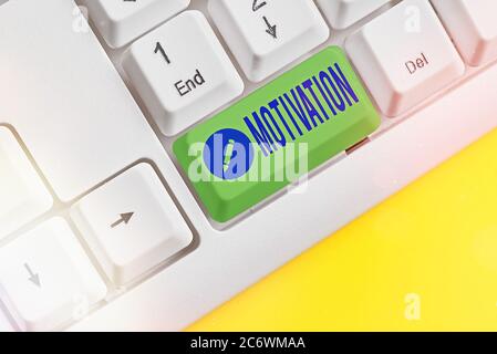 Il cartello di testo indica la motivazione. Motivi di testo di foto di affari uno ha per comportarsi o comportarsi in un modo particolare tasto di tastiera colorato diverso con gli acces Foto Stock