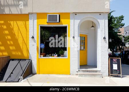 3rd Floor Brooklyn, 359 Manhattan Ave, Brooklyn, New York, foto di fronte al negozio di New York di un caffè giapponese con palla di riso nel quartiere di Williamsburg. Foto Stock