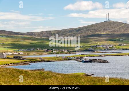 L'isola di Bressay con il traghetto da Lerwick nel porto, Shetland. Foto Stock