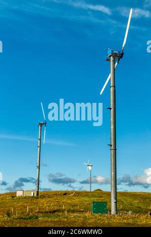 Turbine eoliche a piccolo campo di vento sulla collina di Ollaberry in Shetland. Foto Stock