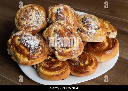 Polpettine con formaggio di cottage e uvetta ripiegati in un mucchio su un piatto. Cheesecake, torta con formaggio di cottage. Foto Stock