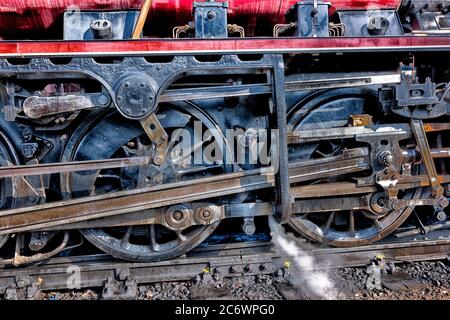 Foto di dettaglio delle ruote motrici su locomotiva a vapore 48624 LMS 8f classe 2-8-0 conservata presso la Grande Ferrovia Centrale Foto Stock