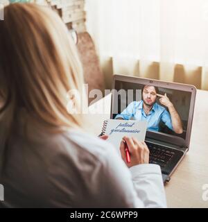 Lo psicologo medico compila un questionario paziente - sessione psicologica online - un paziente maschile da remoto attraverso un laptop parla di problemi Foto Stock